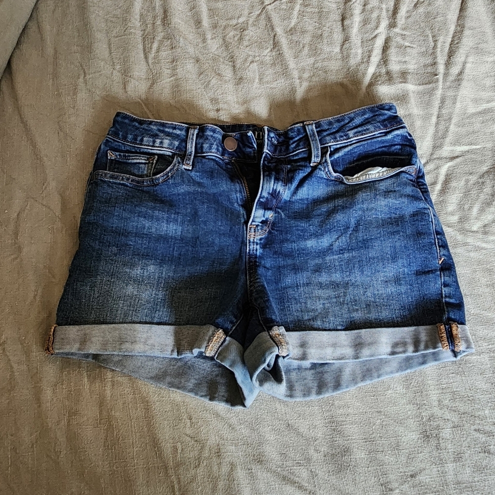 a.n.a Mid rise denim shorts size 6